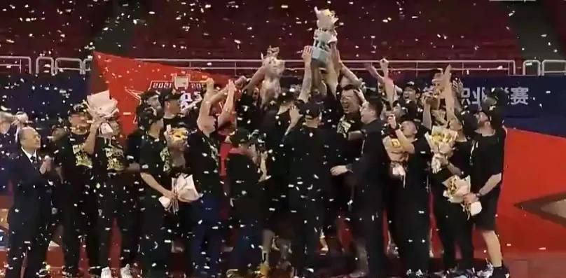 萧常坤被他说怕了，脱口问道：你怎么就能肯定你妈不会回来呢？像你刚才说的，腿长在她身上，万一她真的回来了，那可怎么办呀？叶辰他现在的慌乱样子，淡然一笑说：爸爸你放心，我跟你保证，今天晚上妈一定不会回来，如果她今晚回来了，把头拧下来给你当球踢。